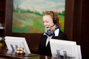 Cách sử dụng bộ đàm nhân viên nhà hàng khách sạn cần biết 2 cach-su-dung-bo-dam-nhan-vien-nha-hang-khach-san-can-biet